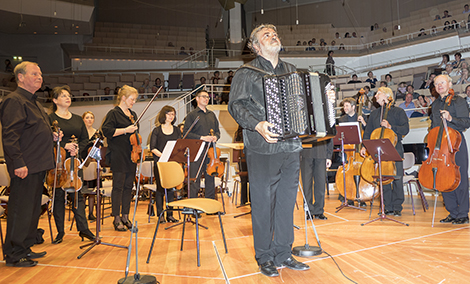 Akkordeon-Solist Vladimir Zubitsky aus der Ukraine mit Orchester. Foto: E. Neubauer